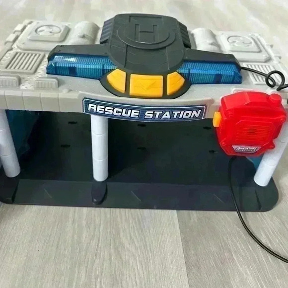 Adventure Force Rescue Station Freewheel, Lights & Sound Work - Picture 2 of 5